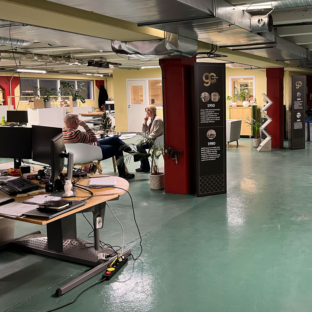 Hela kontoret har tillfälligtvis flyttat ner till källaren