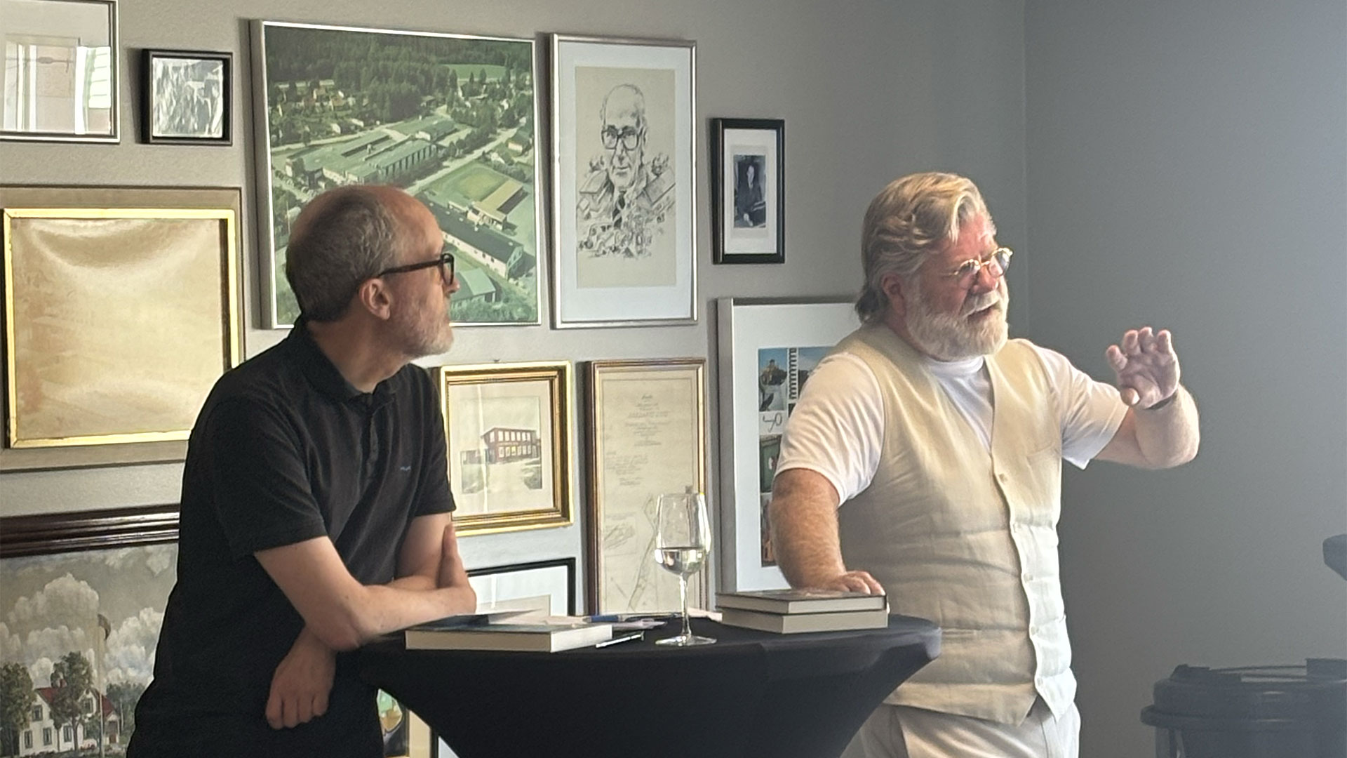 Från vänster: Lars Alkner, kulturchef Värnamo kommun, Stefan Lorentzson, författare och tidigare internationell ledare för Volvo Cars