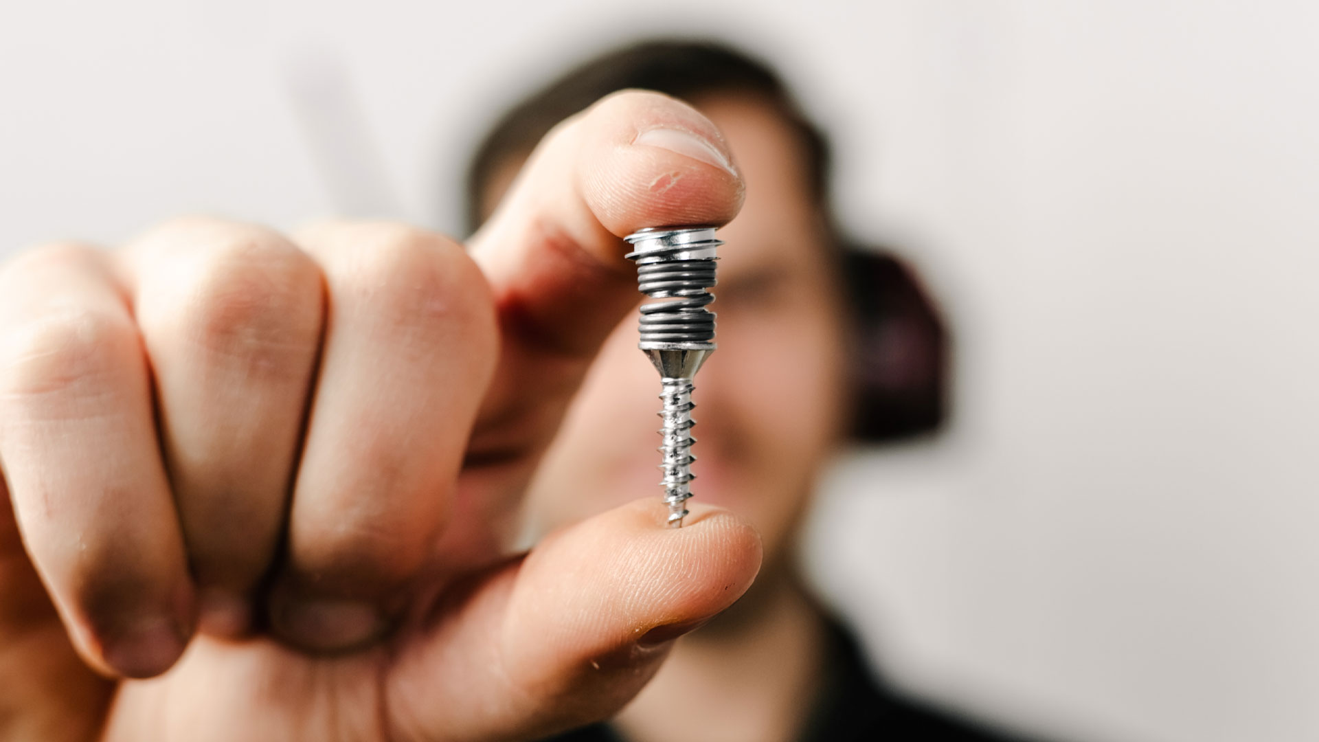 EWES Sound Fastener mellan tumme och pekfinger